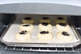 盖上保鲜膜醒发半小时，表面喷点清水，撒上芝麻。