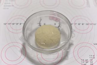 揉成光滑的面团，盖上保鲜膜进行基础发酵。