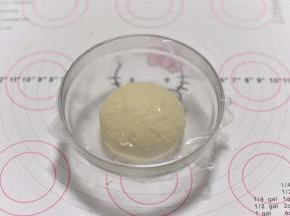 揉成光滑的面团，盖上保鲜膜进行基础发酵。