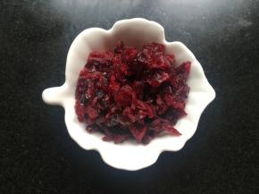 将蔓越莓干切碎备用；