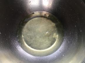 将柠檬汁加入蛋白中，除了增加蛋白霜的稳定性，还能很好地去腥。