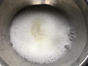 分三次加入细砂糖。打蛋器低高低打发蛋清，将蛋清打至大鱼泡眼变细后加入1/3的细砂糖。