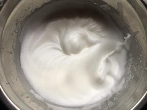 二次打发至出现细腻有纹路的泡沫；