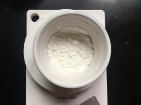 将剩下的细砂糖与玉米淀粉混合均匀；玉米淀粉最好不要忽略；