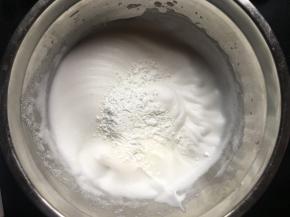 将混合物倒入蛋清；