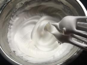 打发至硬性发泡，即提起打蛋头能拉出直立的小尖钩；