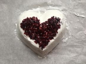 在顶部撒上适量的蔓越莓干做装饰；