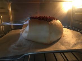 送入提前预热好的烤箱中下层，上下火150℃烘烤25分钟左右表面上色就可以出炉了；