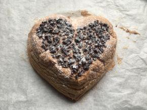 取出晾凉撒上糖粉装饰即可；