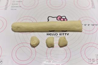 取出排气后搓成长条，均匀分成九份。