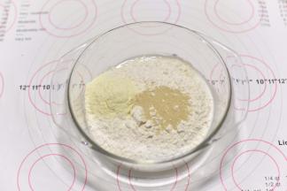 倒入除豆沙外的干性材料