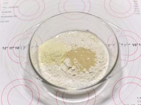 倒入除豆沙外的干性材料