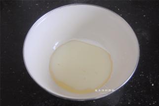 玉米油稍稍加热，和牛奶混合均匀