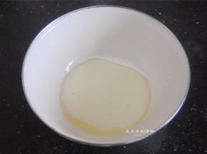 玉米油稍稍加热，和牛奶混合均匀