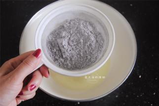 将黑米蛋糕粉筛入牛奶糊内