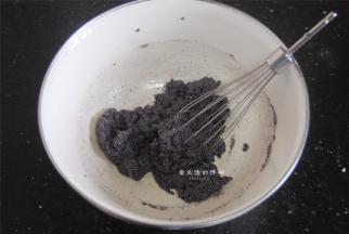 用手抽拌匀，此时会感到面糊很干