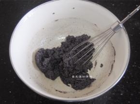 用手抽拌匀，此时会感到面糊很干
