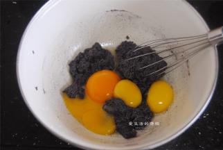 把蛋黄打入面糊里面，用手抽拌匀成细腻的状态