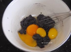 把蛋黄打入面糊里面，用手抽拌匀成细腻的状态
