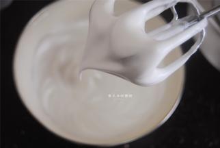 蛋白加入细砂糖打成成弯钩状