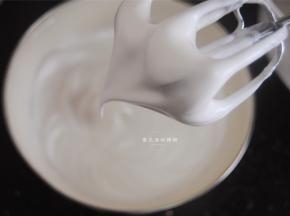 蛋白加入细砂糖打成成弯钩状