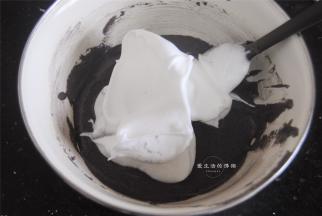 取1/3蛋白加入蛋黄糊内拌匀