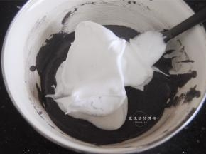 取1/3蛋白加入蛋黄糊内拌匀