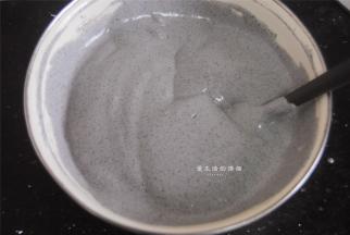 再倒入蛋白里拌匀成细腻的状态