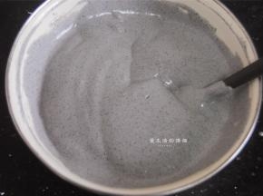 再倒入蛋白里拌匀成细腻的状态