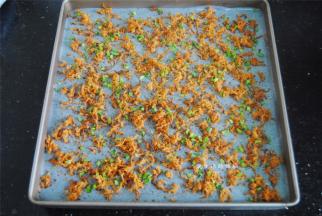 将面糊倒入学厨垫了油布的方盘里，撒上鸡肉松和切碎的葱花