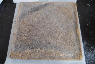 放入中层烤制25分钟，取出放至温热，脱模后翻面卷起即可