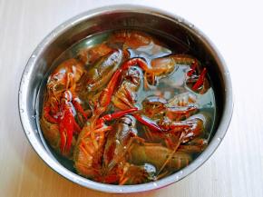 之后冷水反复冲洗，在用干净的牙刷把龙虾肚皮刷干净。