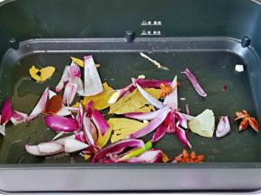 起油锅，加入切好的洋葱及香料煸炒出香味。