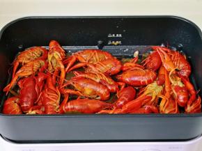 15分钟后打开盖子，加入白砂糖提鲜，将美食锅断电。