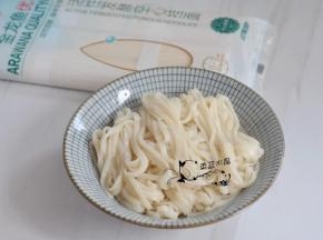 将面条用筷子捞出，以折叠的方式盛入碗中。