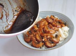 将鳗鱼摆在面条上。锅里加些糖、料酒、生抽，加热至粘稠，淋在鳗鱼表面。