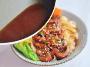煮过酱汁的锅中加些开水搅匀，倒在面条中形成汤汁。