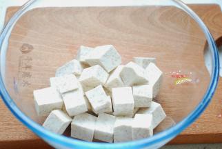 鸡肉腌制期间把芋头去皮洗净，切成小块。可以按自己喜欢的方式随意切，小方块、小长条、坡刀块都可以。不过建议芋头要切得小一点，太大块不容易蒸透。
是感觉荔浦芋头更绵软更好吃。