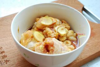 准备好所需要的食材，鸡小腿清洗干净，剁成小块，加入盐、料酒、姜片，腌制入味，大约20分钟就差不多了。