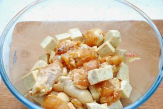 腌制好的鸡块和芋头块混合均匀，腌制鸡肉的汤汁不用倒掉，正好给芋头可以留点汤汁。