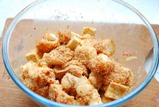 放入适量的蒸肉米粉（蒸肉米粉的做法在后面鱼儿小提示内），混合搅拌均匀，让每一块鸡肉和芋头块都包裹上米粉。