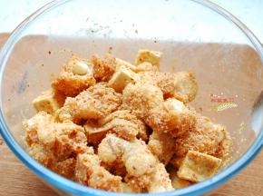 放入适量的蒸肉米粉（蒸肉米粉的做法在后面鱼儿小提示内），混合搅拌均匀，让每一块鸡肉和芋头块都包裹上米粉。