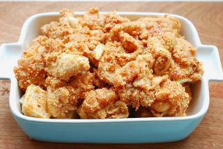 裹好米粉的鸡肉块摆在芋头上，刚好摆满一盘。