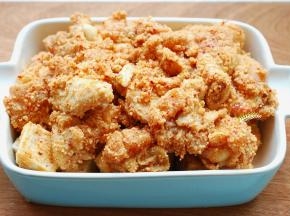 裹好米粉的鸡肉块摆在芋头上，刚好摆满一盘。