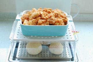 放在蒸网上，像我这么持家的女人怎么可以浪费资源？所以我把剩下的芋头和两个馒头一起放在底部的蒸网内一起蒸熟。准备好了，开启臻米蒸汽料理机，打开盖子，注入水。