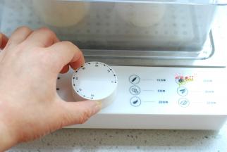 选择定时20分钟就可以啦！20分钟的时间刚刚好，鸡肉又嫩又香，芋头块绵软香甜口感正好。