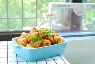 这菜不放一滴油，却比鸡翅还香，轻轻一撕就脱骨，鲜嫩又多汁儿。