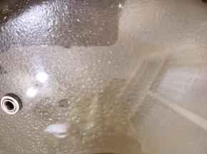 开水滚开后趁热倒入猪肚里，并盖上盖子等待水温慢慢变凉