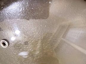开水滚开后趁热倒入猪肚里，并盖上盖子等待水温慢慢变凉