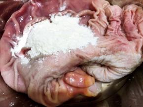 先加入面粉反复抓洗掉表面的黏液，去除掉里面的肥油